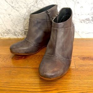 UGG CARMINE wedge booties BLACK size 8